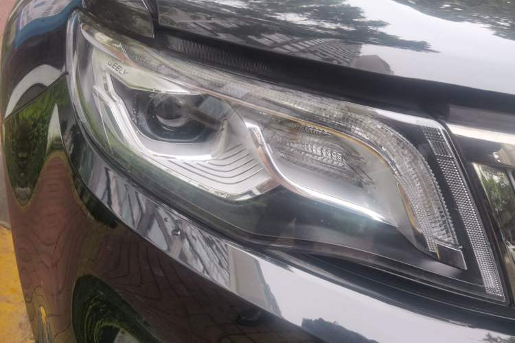 Used Geely Auto Emgrand X7 Sport 2018 Revised Version 1.8TD Automatic Two-Wheel Drive Smart Connectivity 4G-Enabled Edition Right Front Headlight