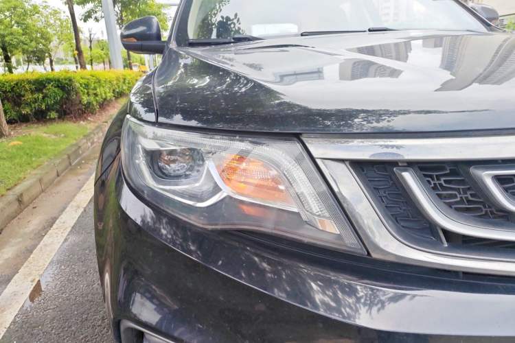 Used Geely Auto Emgrand X7 Sport 2018 1.8TD Automatic Two-Wheel Drive Smart Connect 4G Internet Edition Right Front Headlight