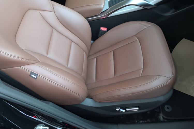 Used Geely Auto Emgrand X7 Sport 2018 1.8TD Automatic Two-Wheel Drive ZhiZun Model with 4G Connectivity Right Front Seat