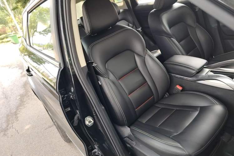 Used Geely Auto Emgrand X7 Sport 2018 1.8TD Automatic Two-Wheel Drive Smart Connect 4G Internet Edition Right Front Seat