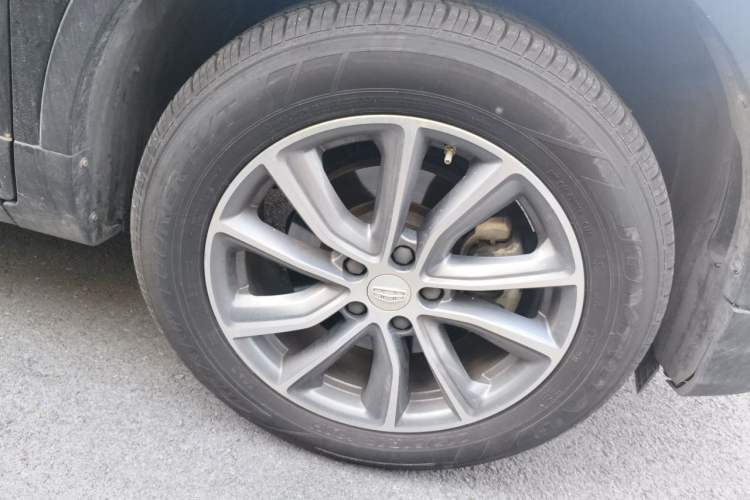Used Geely Auto Emgrand X7 Sport 2018 Revised Version 1.8TD Automatic Two-Wheel Drive Smart Connectivity 4G-Enabled Edition Right Front Wheel Hub