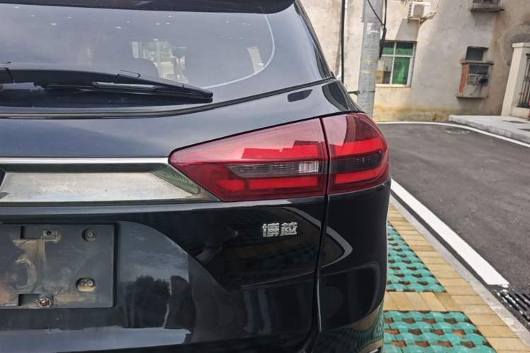 Used Geely Auto Emgrand X7 Sport 2018 1.8TD Automatic Two-Wheel Drive Smart Connect 4G Internet Edition Right Rear Taillight