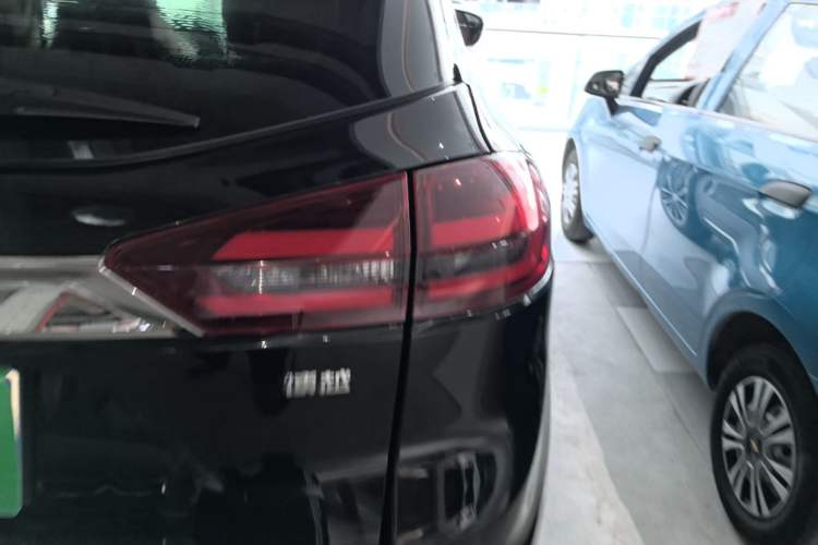 Used Geely Auto Emgrand X7 Sport 2018 1.8TD Automatic Two-Wheel Drive ZhiZun Model with 4G Connectivity Right Rear Taillight