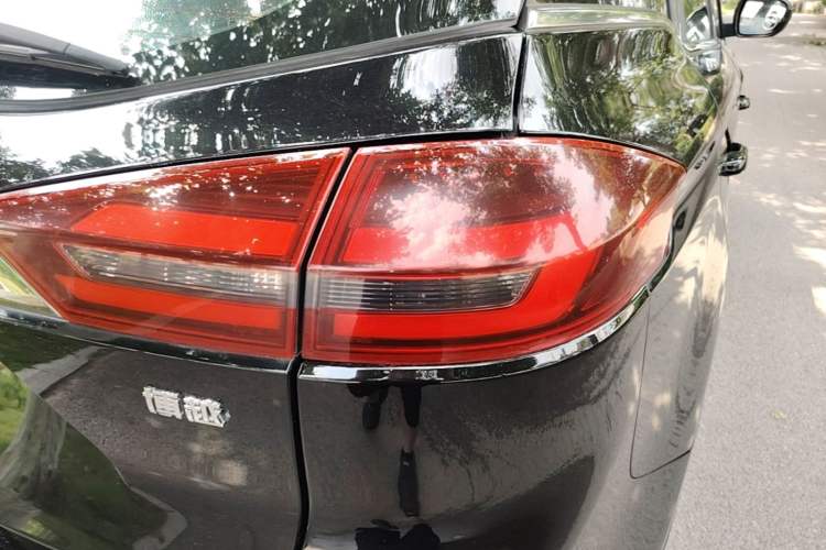 Used Geely Auto Emgrand X7 Sport 2018 1.8TD Automatic Two-Wheel Drive Smart Connect 4G Internet Edition Right Rear Taillight