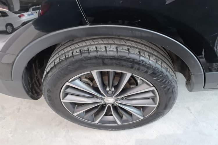 Used Geely Auto Emgrand X7 Sport 2018 1.8TD Automatic Two-Wheel Drive ZhiZun Model with 4G Connectivity Right Rear Wheel Hub