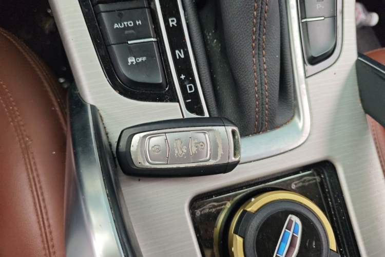 Used Geely Auto Emgrand X7 Sport 2018 1.8TD Automatic Two-Wheel Drive ZhiZun Model with 4G Connectivity Vehicle Key