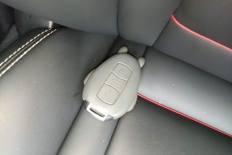 Used Geely Auto Emgrand X7 Sport 2018 1.8TD Automatic Two-Wheel Drive Smart Connect 4G Internet Edition Vehicle Key