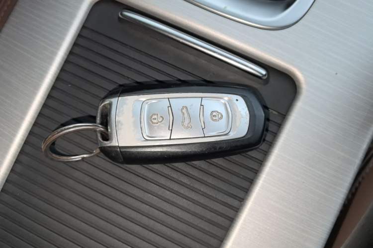 Used Geely Auto Emgrand X7 Sport 2018 1.8TD Automatic Two-Wheel Drive ZhiZun Model with 4G Connectivity Vehicle Key