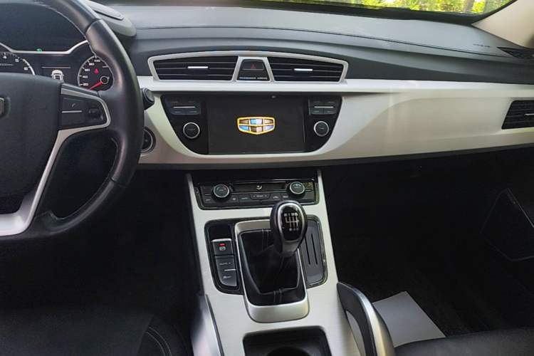 Used Geely Auto Emgrand X7 Sport 2018 2.0L Manual Two-Wheel Drive Zhiya Version Audio And AC Panel
