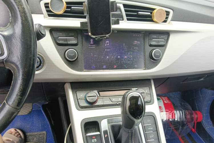 Used Geely Auto Emgrand X7 Sport 2018 1.8TD Automatic Two-Wheel Drive ZhiZun Model with 4G Connectivity Audio And AC Panel