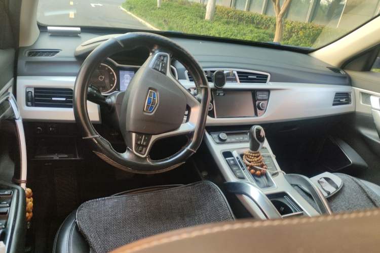 Used Geely Auto Emgrand X7 Sport 2018 1.8TD Automatic Two-Wheel Drive Zhiya Model Center Console