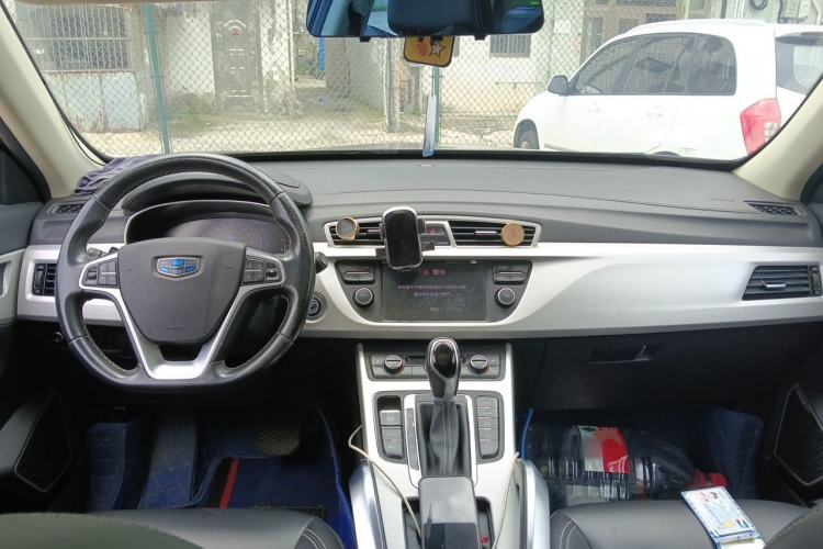 Used Geely Auto Emgrand X7 Sport 2018 1.8TD Automatic Two-Wheel Drive ZhiZun Model with 4G Connectivity Center Console