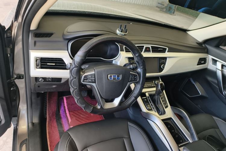 Used Geely Auto Emgrand X7 Sport 2018 1.8TD Automatic Two-Wheel Drive Smart Connect 4G Internet Edition Center Console