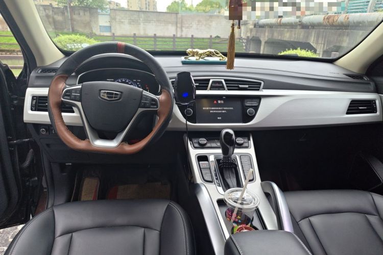 Used Geely Auto Emgrand X7 Sport 2018 1.8TD Automatic Two-Wheel Drive Smart Connect 4G Internet Edition Center Console
