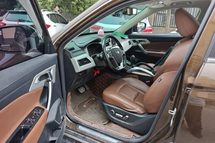 Used Geely Auto Emgrand X7 Sport 2018 1.8TD Automatic Two-Wheel Drive ZhiZun Model with 4G Connectivity Driver Seat