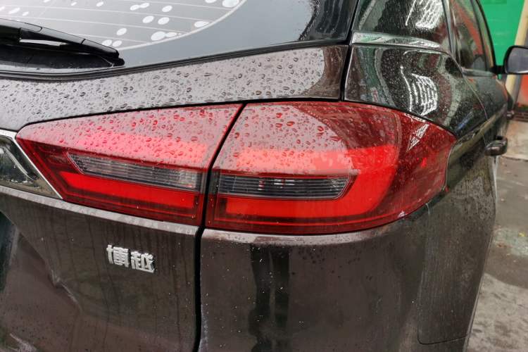 Used Geely Auto Emgrand X7 Sport 2018 1.8TD Automatic Two-Wheel Drive Zhiya Model Exterior 1