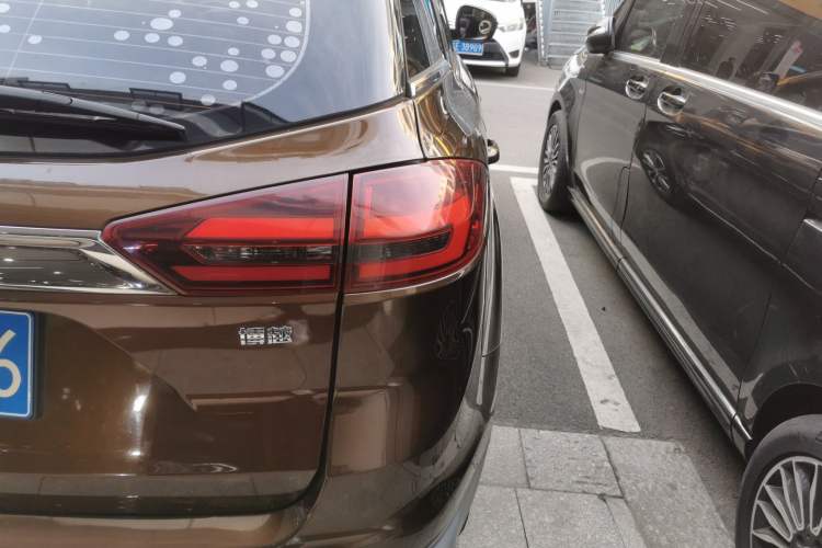Used Geely Auto Emgrand X7 Sport 2018 1.8TD Automatic Two-Wheel Drive Zhiya Model Exterior 6