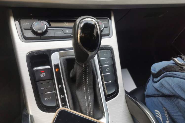 Used Geely Auto Emgrand X7 Sport 2018 1.8TD Automatic Two-Wheel Drive Zhiya Model Gear Lever