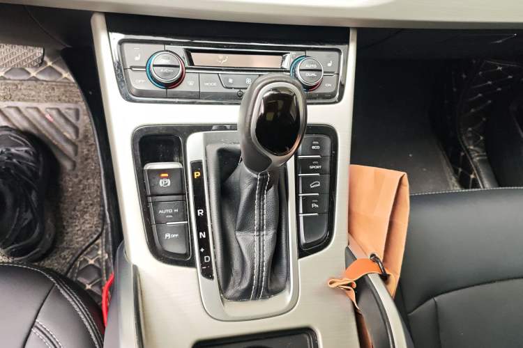Used Geely Auto Emgrand X7 Sport 2018 1.8TD Automatic Two-Wheel Drive Smart Connect 4G Internet Edition Gear Lever