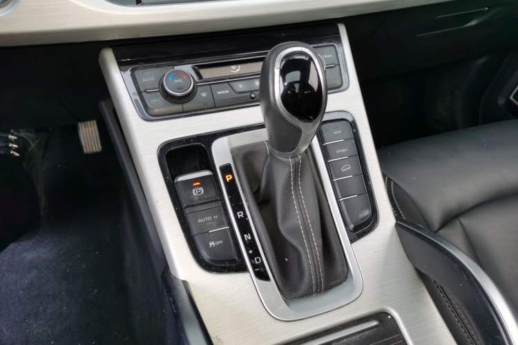 Used Geely Auto Emgrand X7 Sport 2018 1.8TD Automatic Two-Wheel Drive Zhiya Model Gear Lever