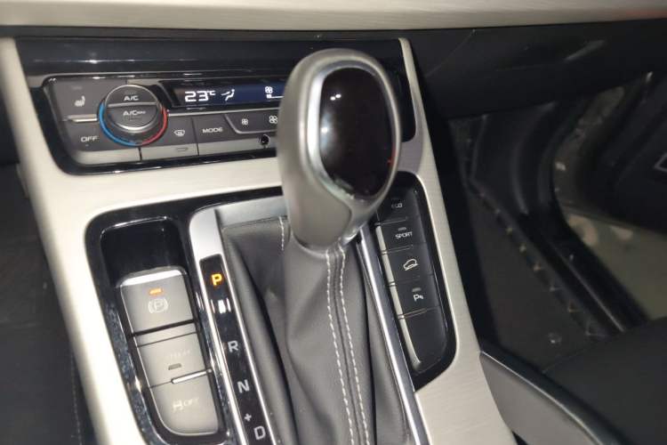 Used Geely Auto Emgrand X7 Sport 2018 1.8TD Automatic Two-Wheel Drive Smart Connect 4G Internet Edition Gear Lever
