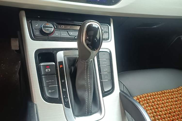 Used Geely Auto Emgrand X7 Sport 2018 1.8TD Automatic Two-Wheel Drive Smart 4G Connected Version Gear Lever