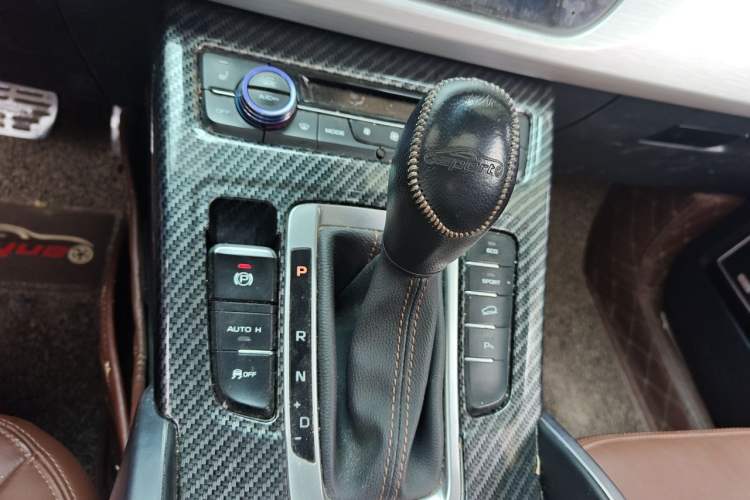 Used Geely Auto Emgrand X7 Sport 2018 1.8TD Automatic Two-Wheel Drive ZhiZun Model with 4G Connectivity Gear Lever