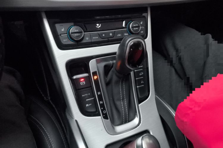 Used Geely Auto Emgrand X7 Sport 2018 1.8TD Automatic Two-Wheel Drive Smart Connect 4G Internet Edition Gear Lever