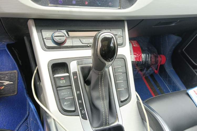 Used Geely Auto Emgrand X7 Sport 2018 1.8TD Automatic Two-Wheel Drive ZhiZun Model with 4G Connectivity Gear Lever