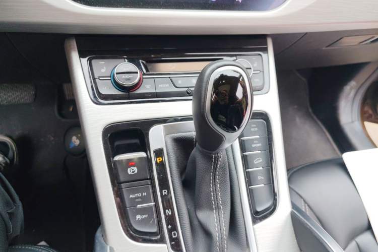 Used Geely Auto Emgrand X7 Sport 2018 1.8TD Automatic Two-Wheel Drive Smart 4G Connected Version Gear Lever