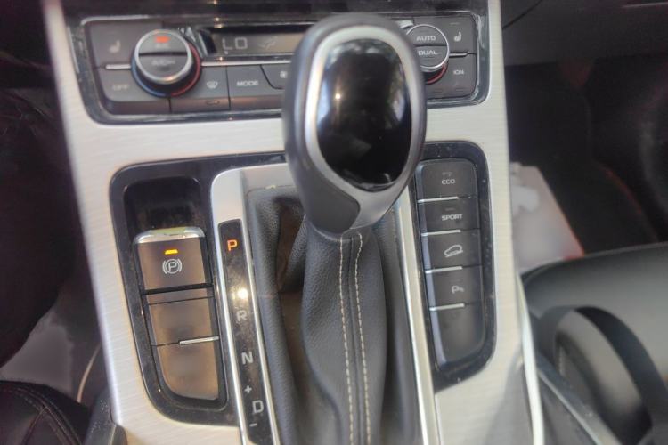 Used Geely Auto Emgrand X7 Sport 2018 1.8TD Automatic Two-Wheel Drive Smart Connect 4G Internet Edition Gear Lever