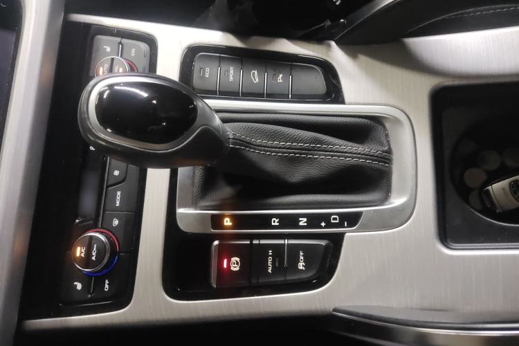 Used Geely Auto Emgrand X7 Sport 2018 1.8TD Automatic Two-Wheel Drive Smart Connect 4G Internet Edition Gear Lever