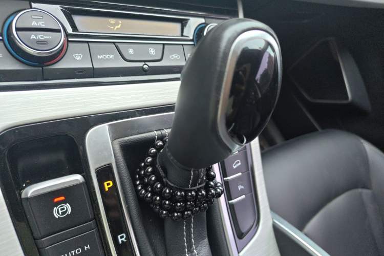 Used Geely Auto Emgrand X7 Sport 2018 1.8TD Automatic Two-Wheel Drive Smart Connect 4G Internet Edition Gear Lever
