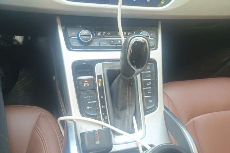 Used Geely Auto Emgrand X7 Sport 2018 1.8TD Automatic All-Wheel-Drive ZhiZun Model with 4G Connectivity Gear Lever