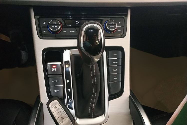 Used Geely Auto Emgrand X7 Sport 2018 1.8TD Automatic Two-Wheel Drive Smart Connect 4G Internet Edition Gear Lever
