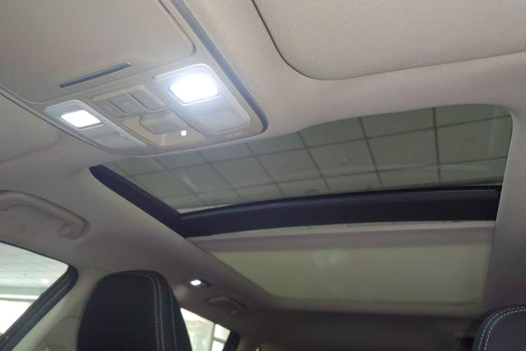 Used Geely Auto Emgrand X7 Sport 2018 1.8TD Automatic Two-Wheel Drive Smart Connect 4G Internet Edition Headliner
