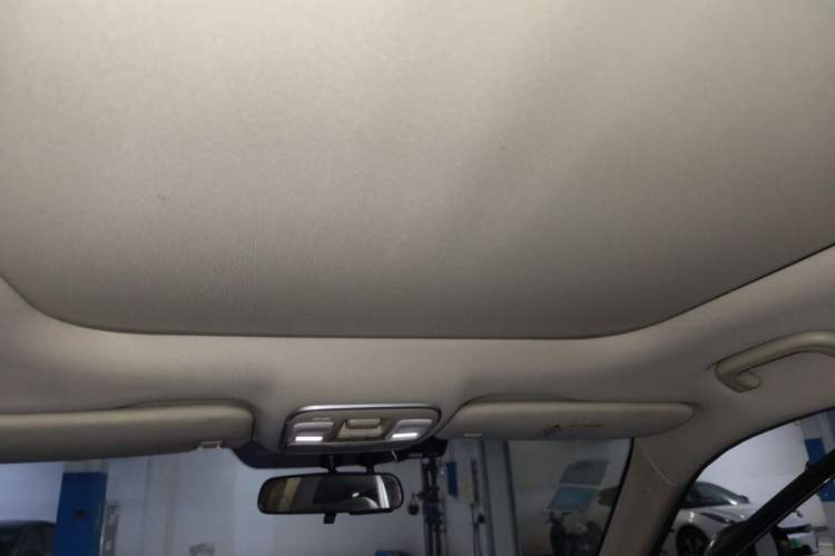 Used Geely Auto Emgrand X7 Sport 2018 1.8TD Automatic Two-Wheel Drive Smart Connect 4G Internet Edition Headliner
