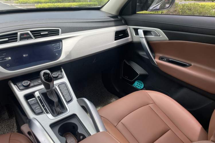 Used Geely Auto Emgrand X7 Sport 2018 1.8TD Automatic Two-Wheel Drive ZhiZun Model with 4G Connectivity Interior 1