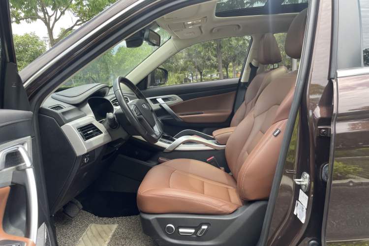 Used Geely Auto Emgrand X7 Sport 2018 1.8TD Automatic Two-Wheel Drive ZhiZun Model with 4G Connectivity Interior 2