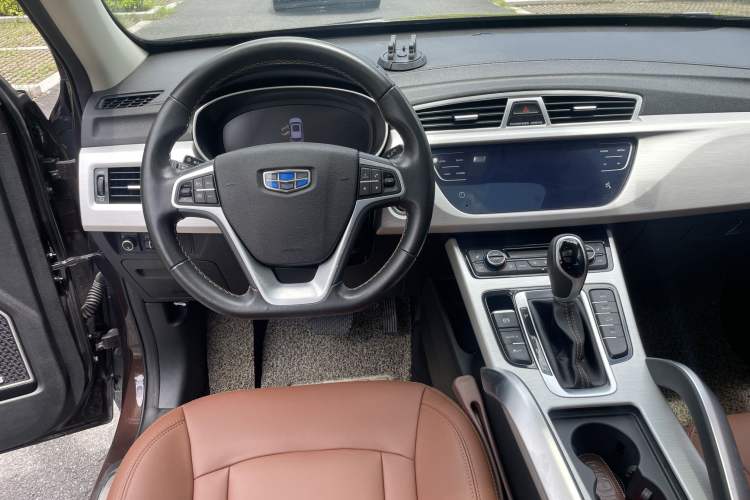 Used Geely Auto Emgrand X7 Sport 2018 1.8TD Automatic Two-Wheel Drive ZhiZun Model with 4G Connectivity Interior 3