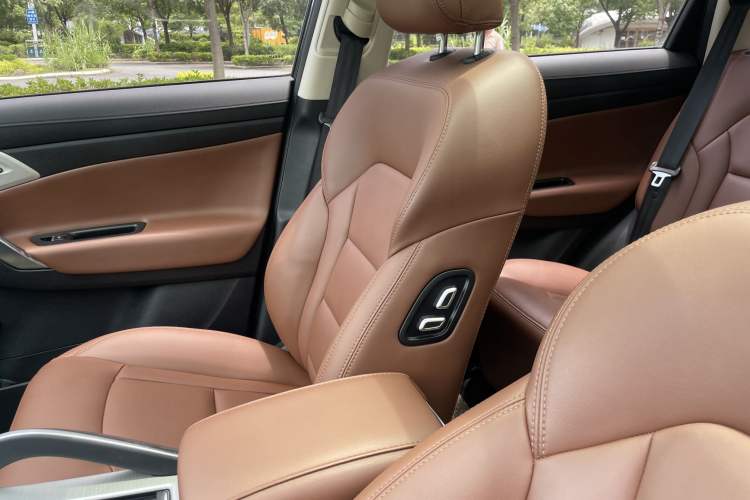 Used Geely Auto Emgrand X7 Sport 2018 1.8TD Automatic Two-Wheel Drive ZhiZun Model with 4G Connectivity Interior 4