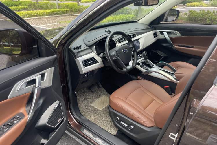 Used Geely Auto Emgrand X7 Sport 2018 1.8TD Automatic Two-Wheel Drive ZhiZun Model with 4G Connectivity Interior 7