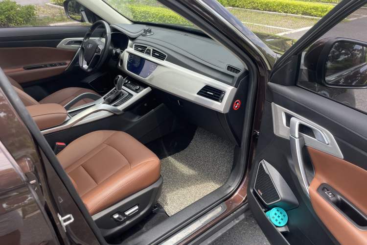 Used Geely Auto Emgrand X7 Sport 2018 1.8TD Automatic Two-Wheel Drive ZhiZun Model with 4G Connectivity Interior 9