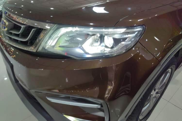 Used Geely Auto Emgrand X7 Sport 2018 1.8TD Automatic Two-Wheel Drive Smart Connect 4G Internet Edition Left Front Headlight