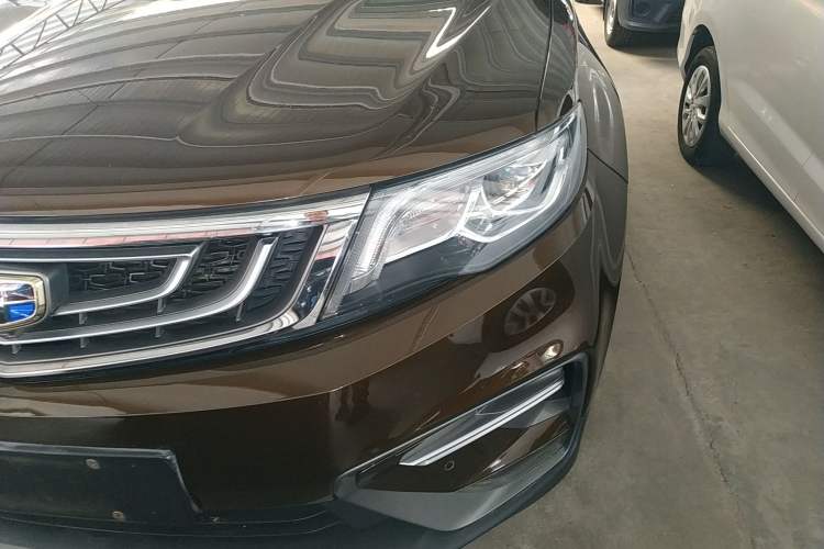 Used Geely Auto Emgrand X7 Sport 2018 1.8TD Automatic Two-Wheel Drive Smart Connect 4G Internet Edition Left Front Headlight