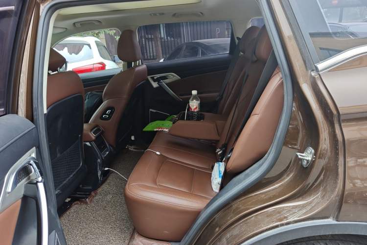 Used Geely Auto Emgrand X7 Sport 2018 1.8TD Automatic Two-Wheel Drive ZhiZun Model with 4G Connectivity Left Rear Seat
