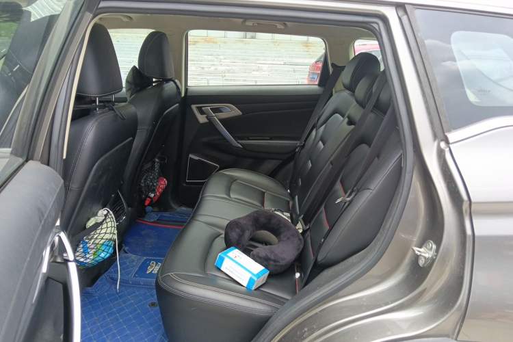 Used Geely Auto Emgrand X7 Sport 2018 1.8TD Automatic Two-Wheel Drive ZhiZun Model with 4G Connectivity Left Rear Seat