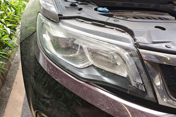 Used Geely Auto Emgrand X7 Sport 2018 1.8TD Automatic Two-Wheel Drive Smart Connect 4G Internet Edition Right Front Headlight