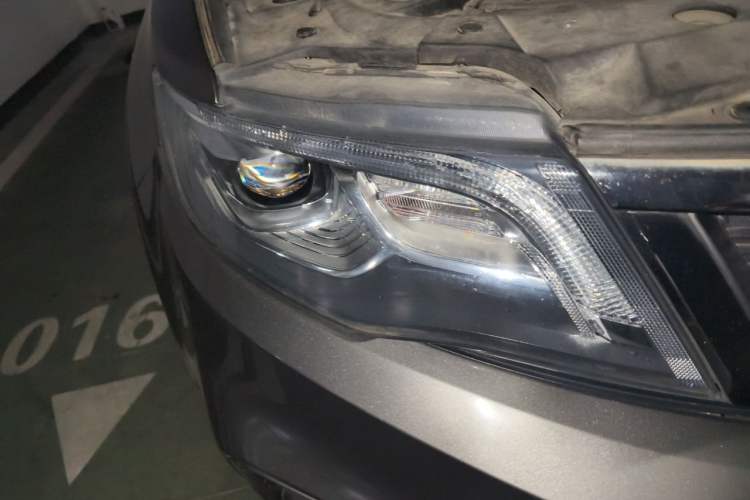 Used Geely Auto Emgrand X7 Sport 2018 1.8TD Automatic Two-Wheel Drive Smart Connect 4G Internet Edition Right Front Headlight
