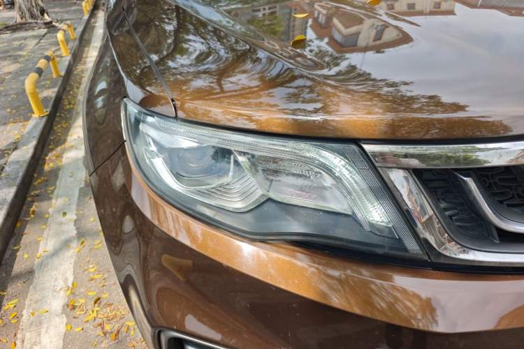 Used Geely Auto Emgrand X7 Sport 2018 1.8TD Automatic Two-Wheel Drive Smart Connect 4G Internet Edition Right Front Headlight